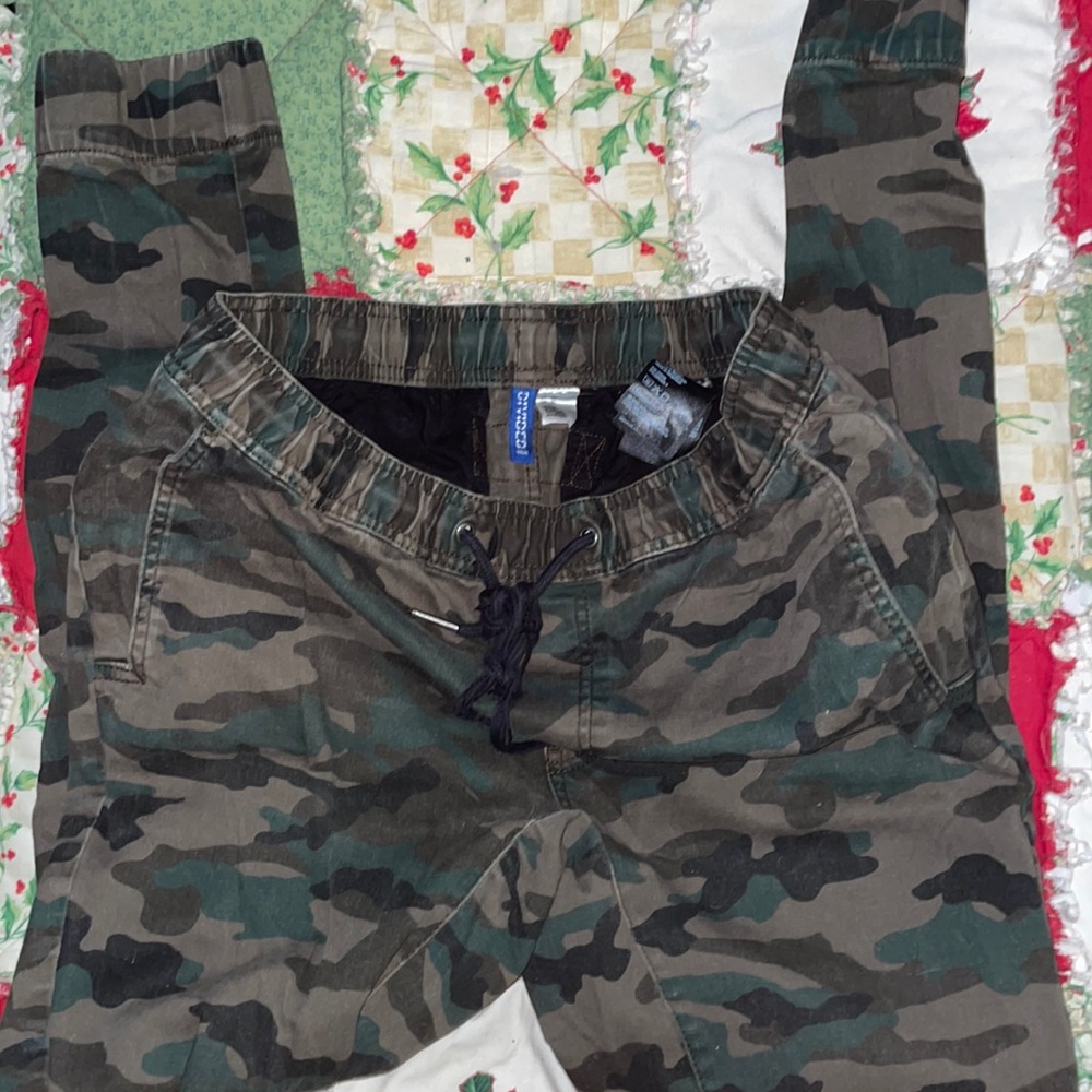 H&M JOGGERS SIZE SMALL CAMO